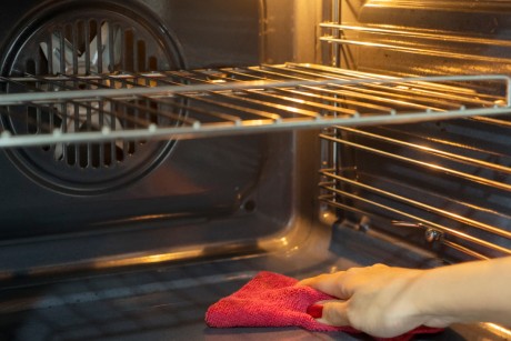 Oven schoonmaken zonder je kapot te schrobben: 5 eenvoudige methodes