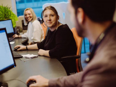 Consulenten aan de balie van La Belle Maison