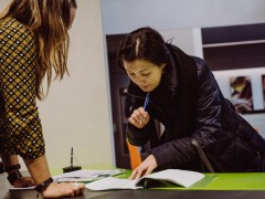 huishoudhulp tekent voor ontvangst van haar dienstencheques.jpg huishoudhulp tekent voor ontvangst van haar dienstencheques.jpg