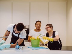 Lidia geeft opleiding aan de huishoudhulpen bij La Belle Maison in de keuken