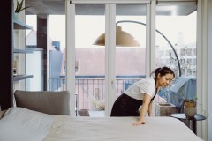 huishoudhulp maakt het bed op.jpg