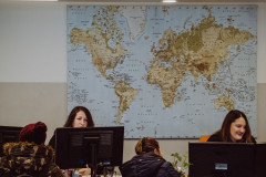Consulenten samen met poetshulpen