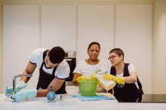 Fieldcoach geeft opleiding aan de huishoudhulp