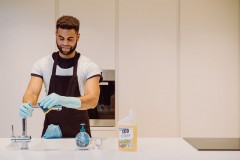 Huishoudhulp Germani maakt de kraan in de keuken proper