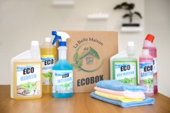 voorstelling van de La Belle Maison Ecobox met verschillende schoonmaakproducten en materialen.jpg