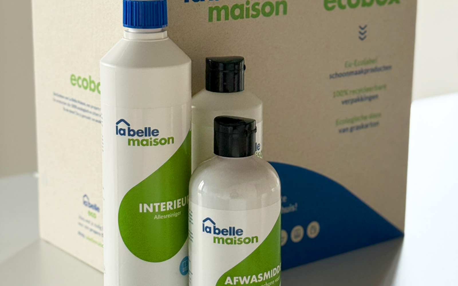 La Belle Maison Ecobox met schoonmaakproducten en microvezeldoeken