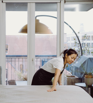 huishoudhulp maakt het bed op.jpg huishoudhulp maakt het bed op.jpg