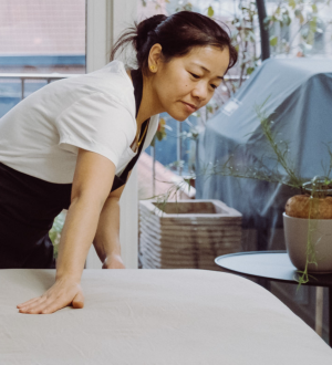 Poetshulp maakt het bed bij de klant op met dienstencheques.png