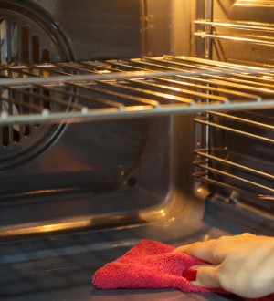 Oven schoonmaken zonder je kapot te schrobben: 5 eenvoudige methodes